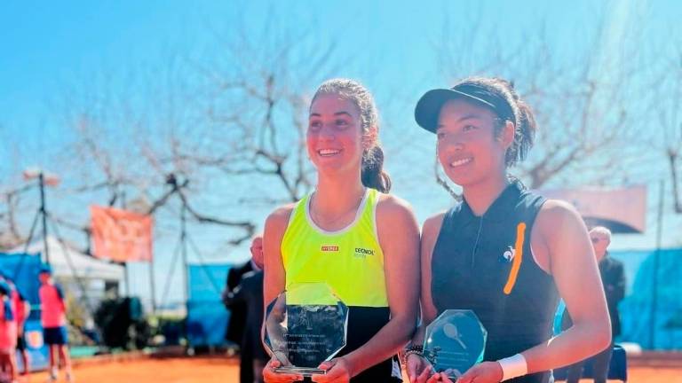 Martina Genís y la francesa Tiantsoa Sarah Rakotomanga, con sus trofeos. Foto: Tennis Cap d’Ail
