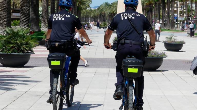 Dos de los agentes de refuerzo veraniego de la Policía Local de Salou circulan por el paseo Jaume I. FOTO: Ajuntament de Salou
