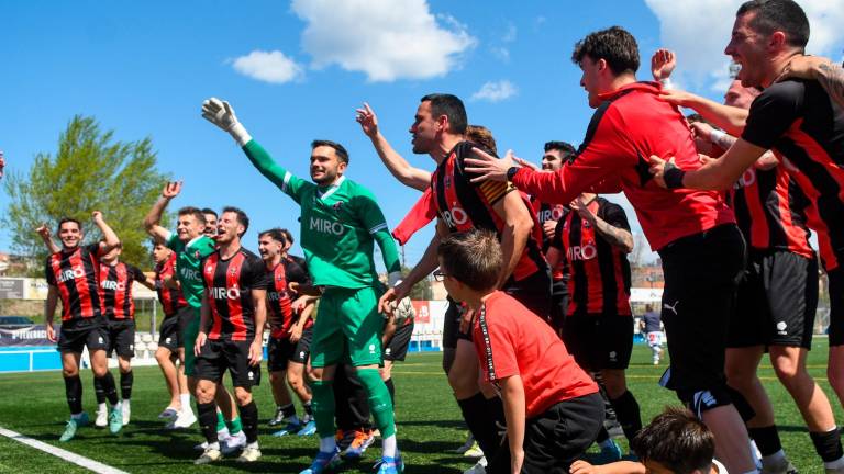 Los jugadores del Reus celebran la victoria en el campo del San Cristóbal. Fotos: Marc Libiano