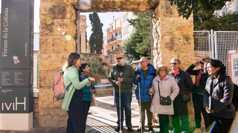 Raquel Marco explicando el objetivo de la ruta a los participantes, delante del Fòrum de la Colònia. FOTO: Àngel Ullate