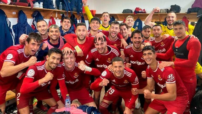 Los jugadores granas celebran el triunfo ante el Arenteiro en el vestuario. foto: nàstic