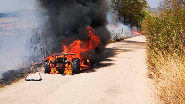 El quad en flames. Foto: Ajuntament d’Ulldecona