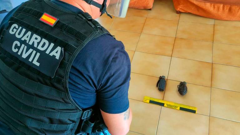 Un artificiero con las dos granadas encontradas. FOTO: Guardia Civil
