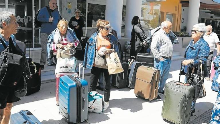 Varios turistas con sus maletas en uno de los hoteles céntricos del municipio de Salou en la Costa Daurada. foto: alba mariné