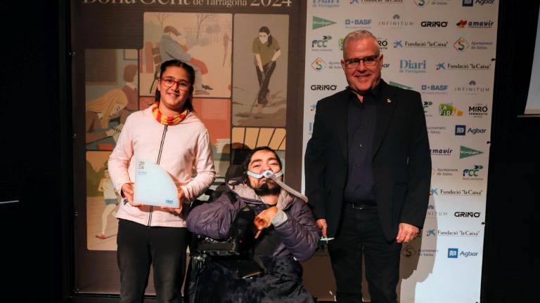 El ganador en categoría individual, Lluís Boada, recoge la estatuilla de manos del alcalde de Salou, Pere Granados. Lluís es todo un ejemplo de superación y fuerza de voluntad. Le acompañó en el escenario su hermana, Ona. foto: Àngel Ullate