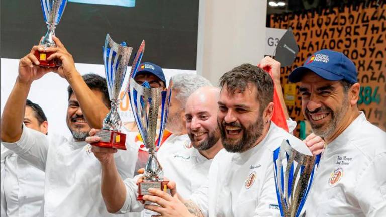 El equipo español (Rafa el segundo por la derecha con barba) muestra los premios de este campeonato mundial por equipos. Foto: cedida