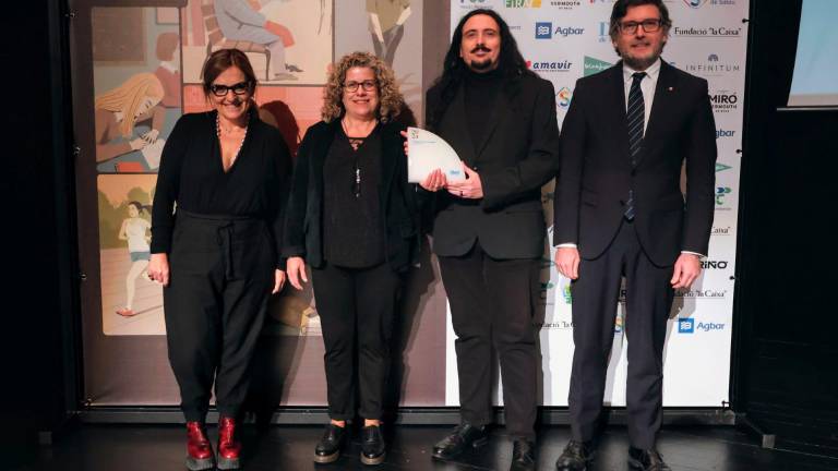 El segundo lugar en entidades fue para los voluntarios de las tortugas, nominados por su cuidado del medioambiente. La directora del ‘Diari’, Natàlia Rodríguez, le entregó el premio a dos de los voluntarios, Carme Rovira y Dani Roig. Àngel Ullate