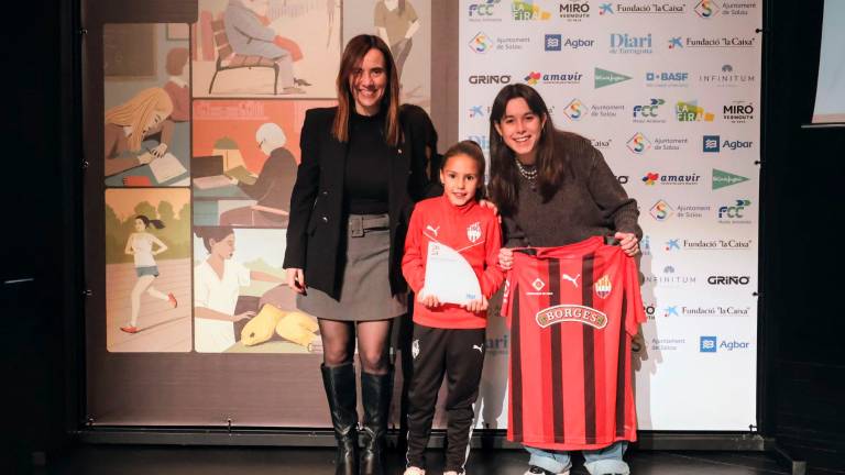 La Fundació Futbol Base Reus quedó tercera en entidades.La alcaldesa de Reus, Sandra Guaita, entregó el reconocimiento a dos jugadoras de la entidad, Xavi Guix. foto: àngel ullate
