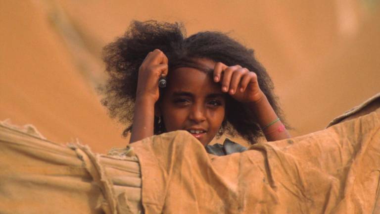 Román Hereter, considerado el segundo mejor viajero del mundo, fotografió a esta joven en Eritrea.