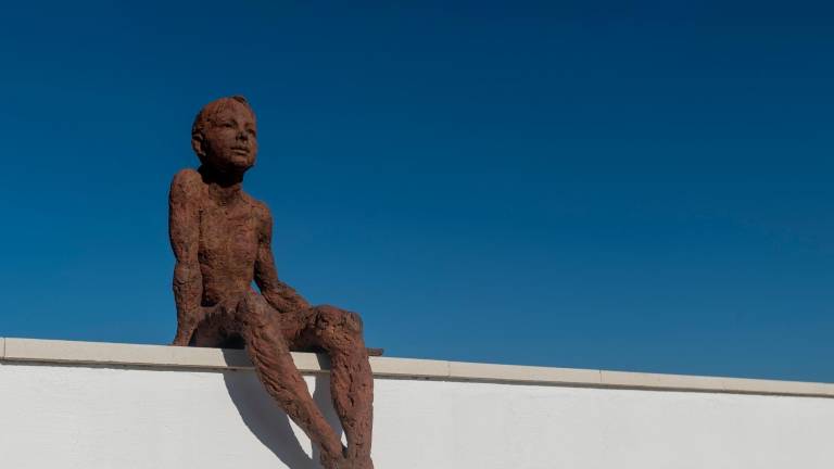 Detalle de una de las esculturas que se exhibe en el complejo Arte Contemporary de La Ràpita. Foto: Joan Revillas