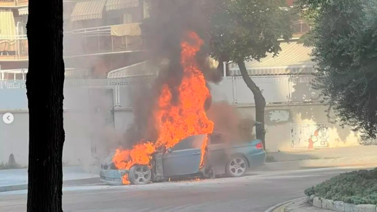 $!El coche ardiendo en Tarragona. Foto: TGNLEGENDS