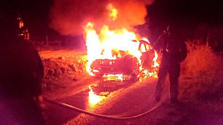 El vehículo en llamas. Foto: Bombers de la Generalitat
