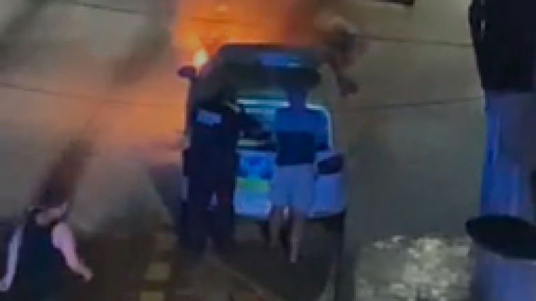 Calen foc a un cotxe de la Policia Local de Valls davant de comissaria
