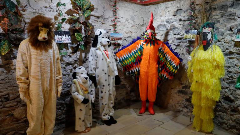 Una muestra de los vestidos de carnaval expuestos en la sala Lluís d’Icart hasta el 2 de junio. foto: pere ferré