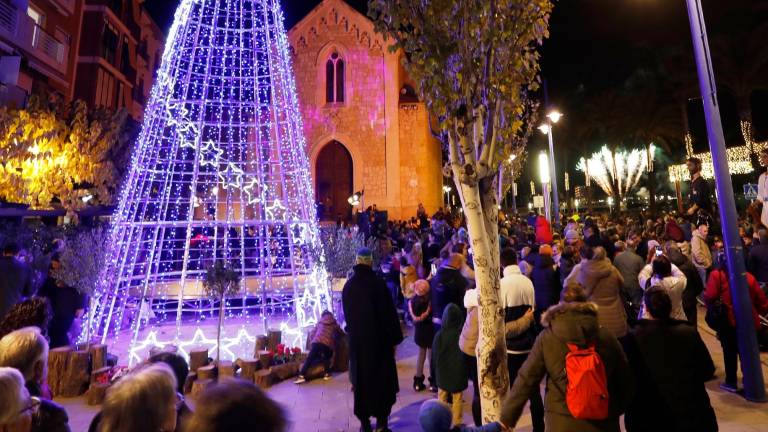 Acte d’encesa de les llums nadalenques al barri del Serrallo, amb centenars d’assistents. Foto: Pere Ferré