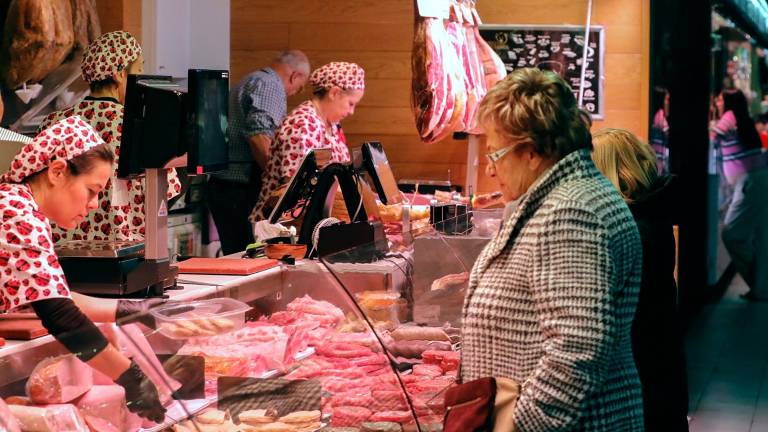 Clientes ante el mostrador de una carnicería en el Mercat Central de Tarragona. foto: pere ferré