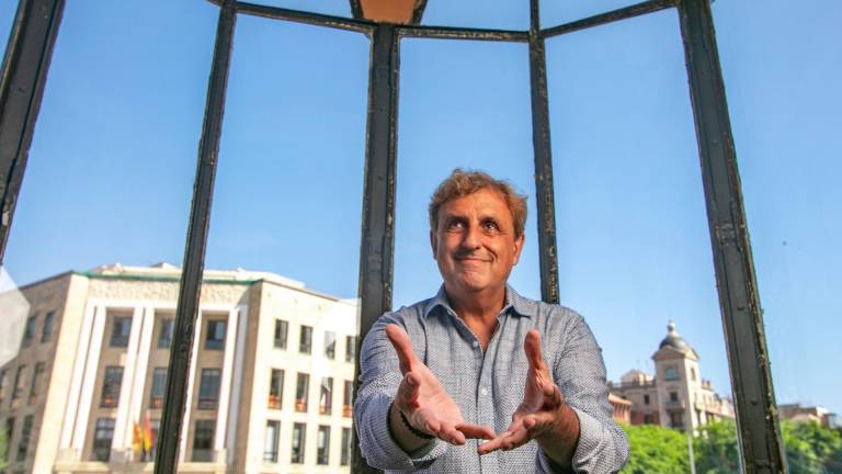 $!Agustín Chaler, en un balcón de la notaría Rambla 88, de Martín Garrido, responsable de la Asociación de Escritores y Viajeros. Foto: Àngel Ullate