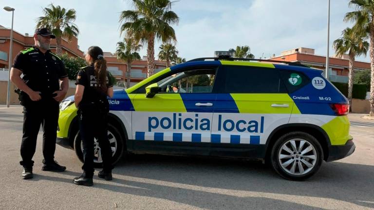 Dos agentes de la Policía Local de Creixell. Foto: cedida