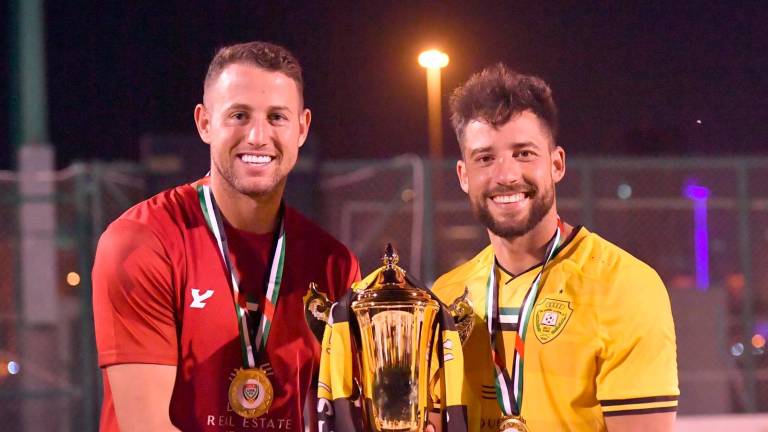 El portero Eliott Mounoud y el delantero Edu Suárez, los dos de Torredembarra, posan con el título de la Liga UAE 2022 conquistada la semana pasada con el Al-Wasl