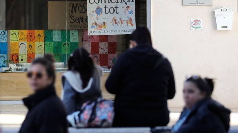 Entrada de la Escola Saavedra donde puede verse la pancarta de la campaña . Foto: Pere Ferré