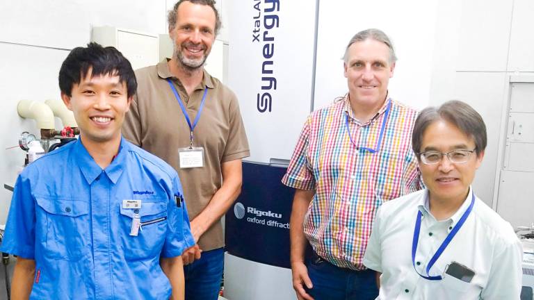 De izquierda a derecha: Dr. Sho Ito (Rigaku), Dr. Eduardo C. Escudero-Adán, Dr. Jordi Benet-Buchholz y Dr. Akihito Yamano (Rigaku). FOTO: ICIQ
