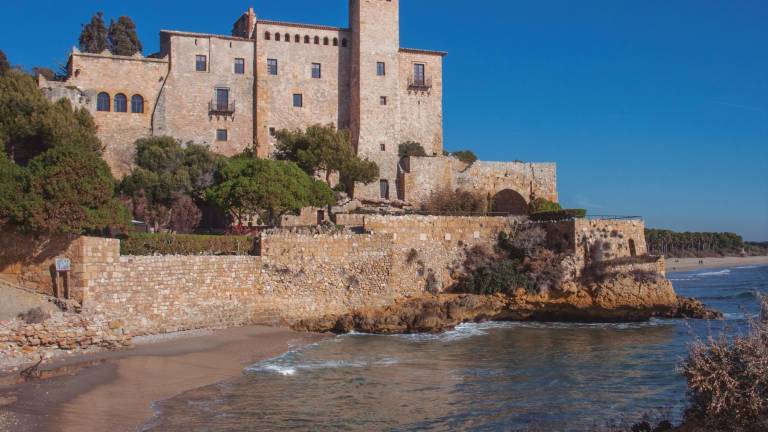 El Castell de Tamarit se encumbra, de manera privilegiada, en la portada de la publicación. Foto: Jordi Longás