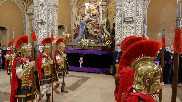 Los Armats le hicieron una reverencia al paso averiado, el año pasado, en Sant Agustí. Foto: Pere Ferré