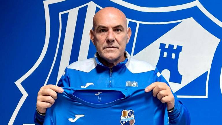 Carlos Ríos posa con la camiseta de la UE Rapitenca tras cerrarse su fichaje como nuevo técnico del equipo ebrense. foto: ue rapitenca