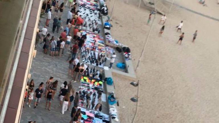 Vendedores de top manta en el paseo de Calafell