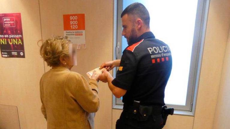 La víctima, en comisaría, recuperó los mil euros. Foto: Mossos