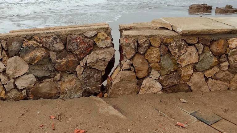 El paseo de Segur de Calafell ha sufrido grandes desperfectos. Foto: DT