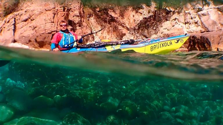 El tarraconense Rai Puig, a bordo del kayak, dice que con ‘Gent de Mar’ «he podido aprender mucho». FOTO: cedida