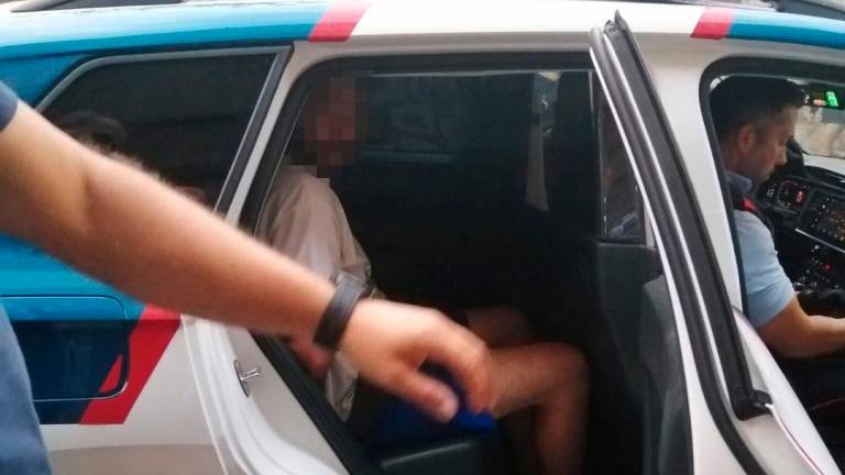 Un dels detinguts dins el vehicle policial.