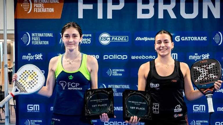 Ainara Pozuelo y Ana Cristina Sánchez con sus trofeos de campeonas. FOTO: Instagram
