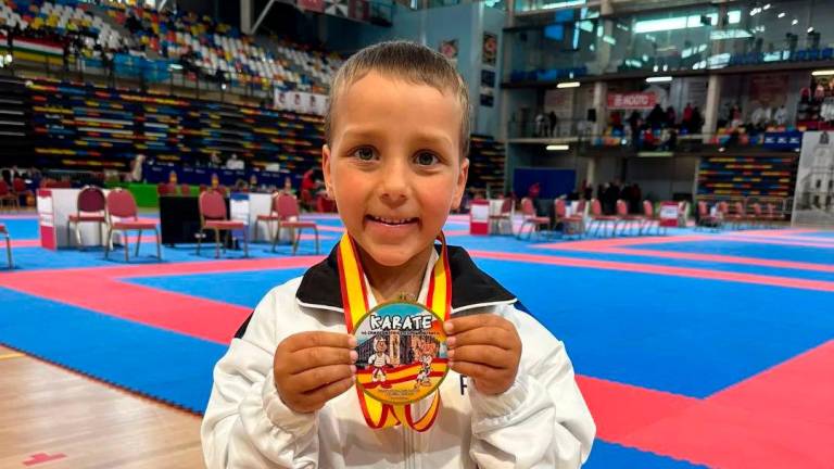 Alexander Liceo posa con la medalla de oro conseguida en Kata Benjamín. Foto: Cedida