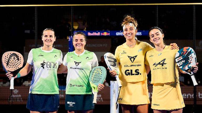 Ari Sánchez, Paula Josemaría, Bea González y Claudia Fernández, antes de su partido de semifinales en Asunción. FOTO: Premier Padel