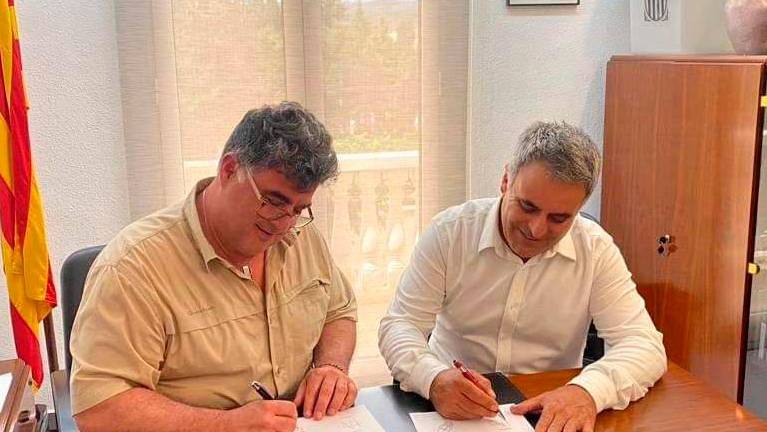 Signatura de l’acord entre ERC i PSC a Móra la Nova. Foto: Cedida