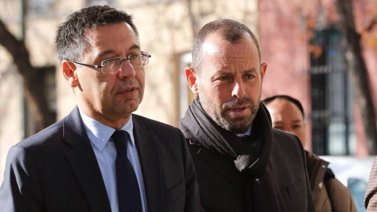 Los expresidentes del Barça, Josep María Bartomeu (i), y su antecesor, Sandro Rosell (d). Foto: EFE