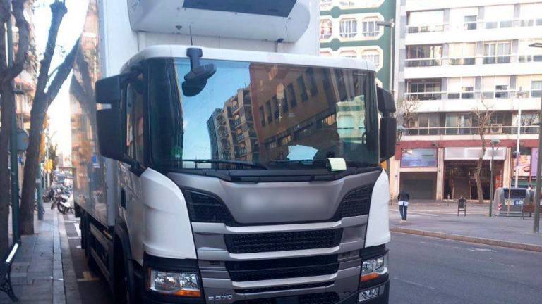 El camión, aparcado en la calle Prat de la Riba. Foto: cedida