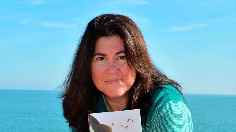 L’escriptora tortosina Fàtima Beltran, amb un exemplar de la seva última novel·la ‘El soroll de les absències’. FOTO: CEDIDA
