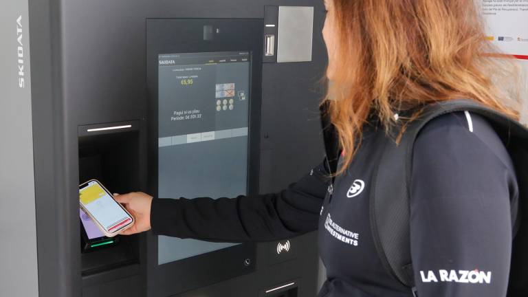 Una usuaria del estacionamiento Torroja, el pasado viernes, pagando con el teléfono móvil. foto: Pere Ferré