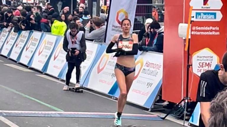 Marta Galimany, entrando a meta en la media maratón de París, este domingo. FOTO: Jordi Toda