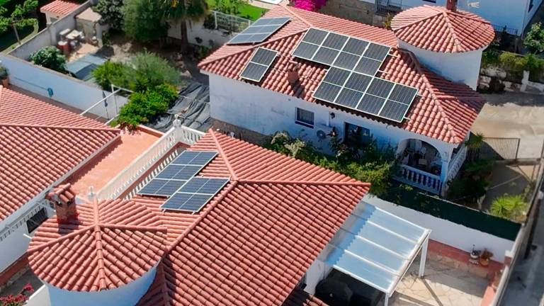 Placas fotovoltaicas en viviendas de Mont-roig. Foto: DT