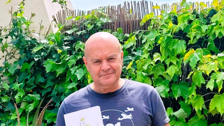 El ilustrador Víctor Centelles con un ejemplar de su último libro, el álbum ‘Olla barrejada’ (La Banya Edicions). FOTO: CEDIDA