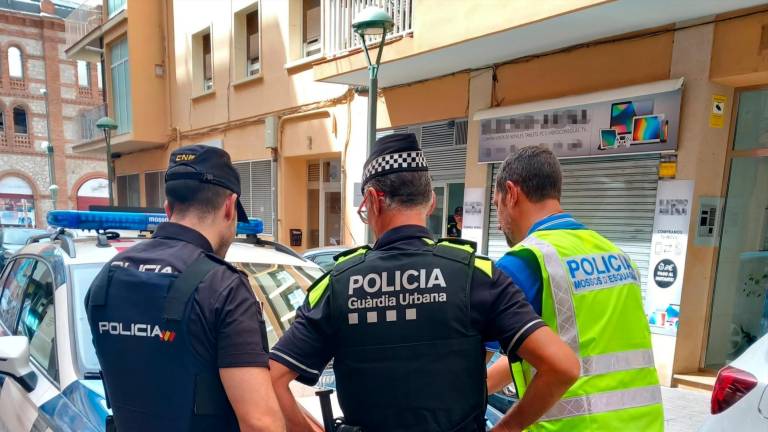 Mossos, Guàrdia Urbana y Policía Nacional, esta mañana en la calle Alguer de Tarragona. FOTO: CME