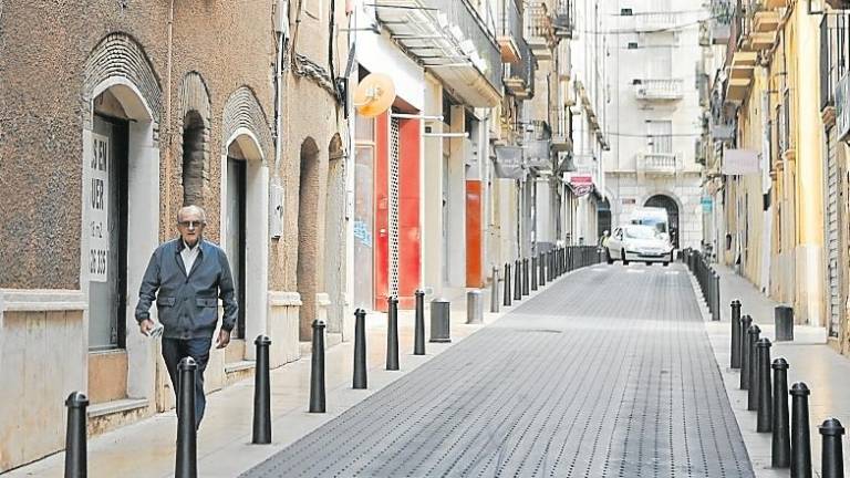 Los locales vacíos y el paso frecuente de coches son protagonistas en la calle. Foto: Alba Mariné