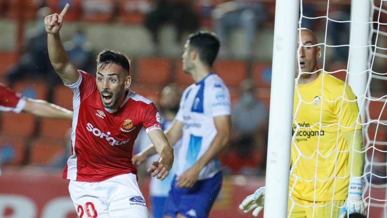 Simón celebra el gol conseguido en el Nou Estadi frente al Alcoyano en la primera vuelta. Foto: Pere Ferré