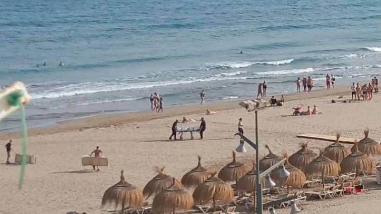 Un turista de 63 años fallece en la playa de La Pineda