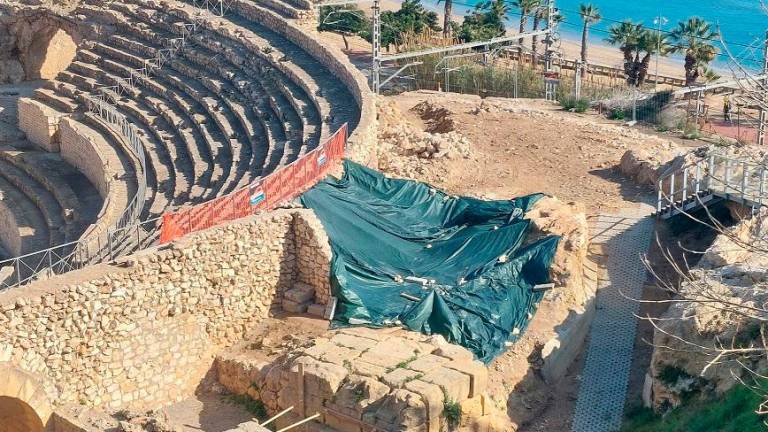 Imagen de los trabajos de emergencia realizados en parte de las gradas del Amfiteatre de Tarragona. Foto: Cedida