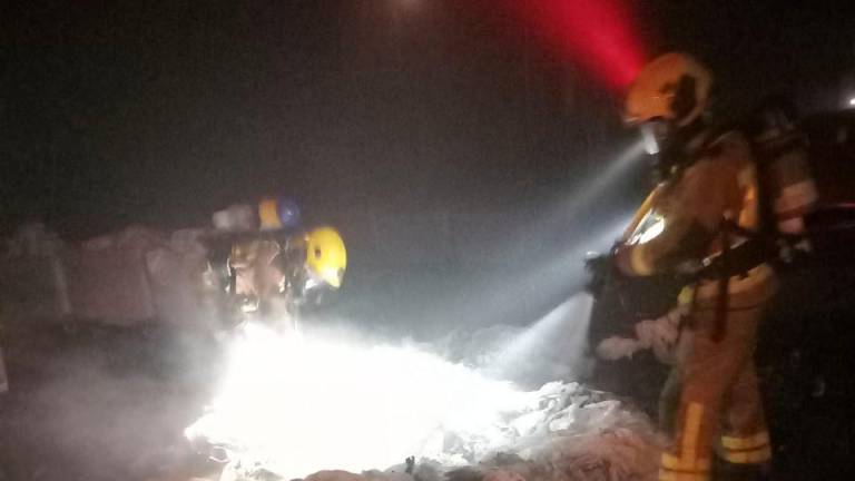 Imagen de los Bombers extinguiendo el fuego en una lavandería de Reus. Foto: Bombers